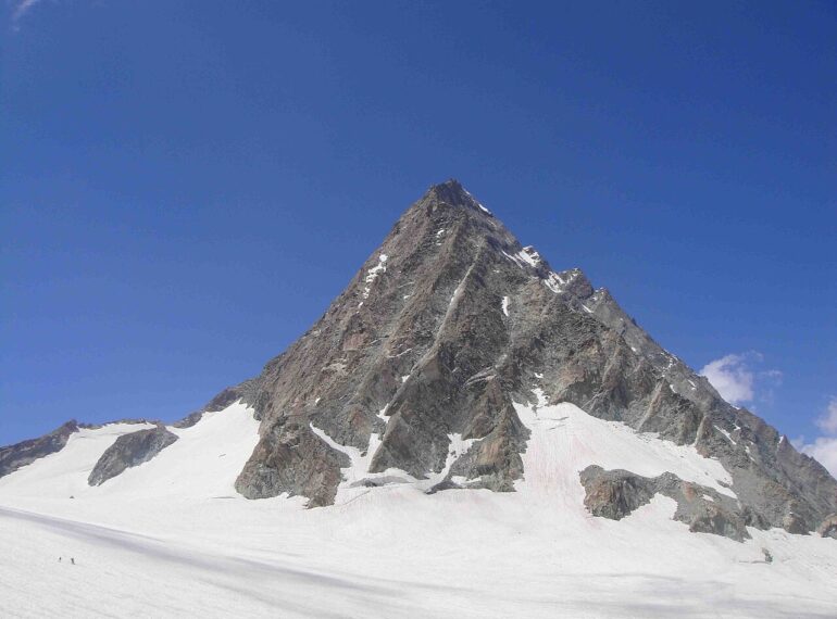 Kolhoi Glacier Trek